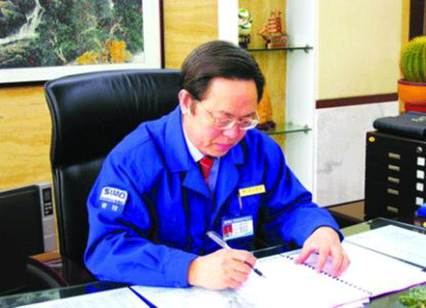 西瑪集團(tuán)董事長(zhǎng)楊允成被評(píng)選為“感動(dòng)西安——2005年度推動(dòng)西安經(jīng)濟(jì)發(fā)展的十大新聞人物”之一。