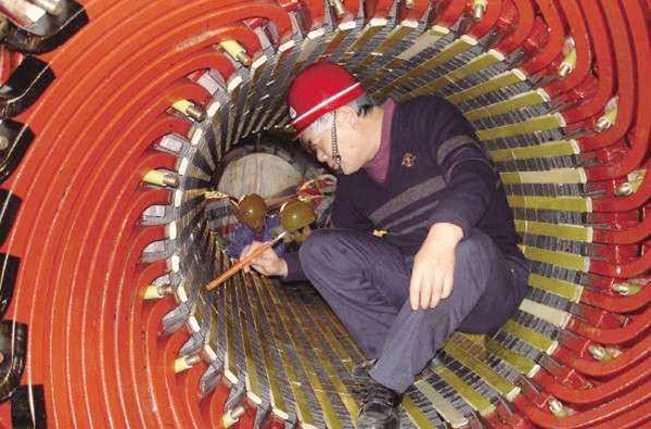 西安泰富西瑪電機(jī)吳高治、劉長安、張衛(wèi)華榮獲西安市勞動(dòng)模范榮譽(yù)稱號(hào)。