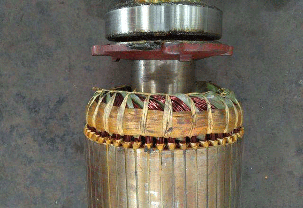 西安電機廠技術(shù)員關(guān)于高壓電機端部捆扎的重要性分析。